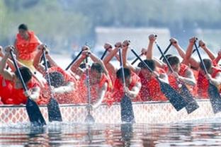 孙继海在喀什与当地孩子们踢球：这或许就是足球本该有的样子